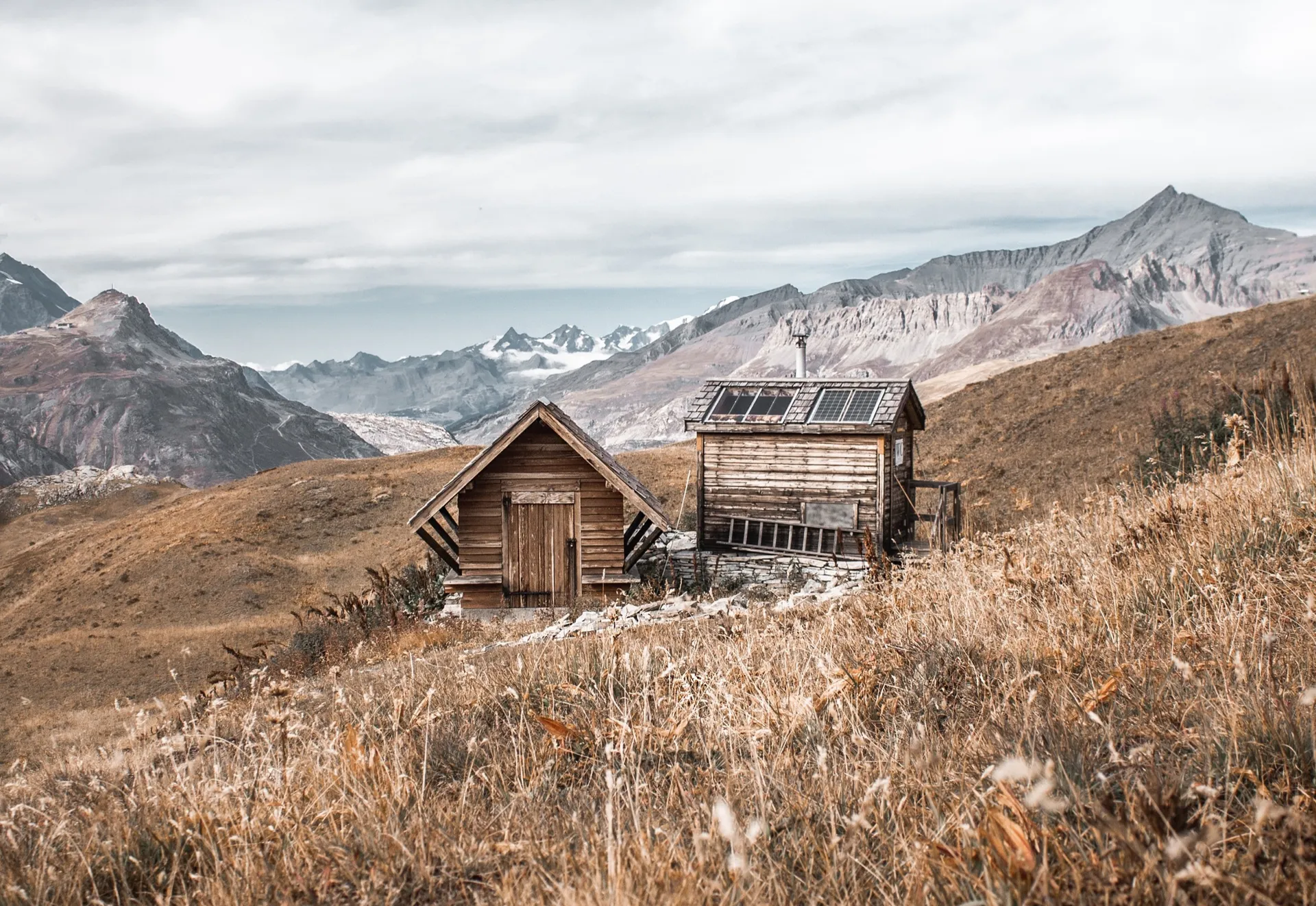 Idaho mountain cabin at dusk — R2F Construction serves the Boise Treasure Valley